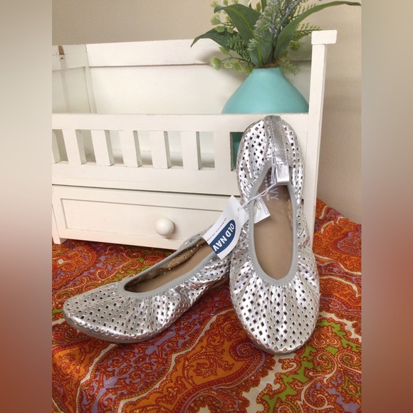NWT Old Navy Girls Ballet Style Slip On Shoes Metallic Silver Size 12 M - Picture 8 of 10